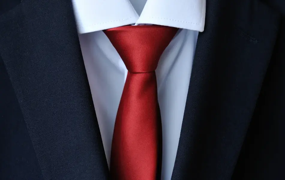 Utsnitt av slips på dress