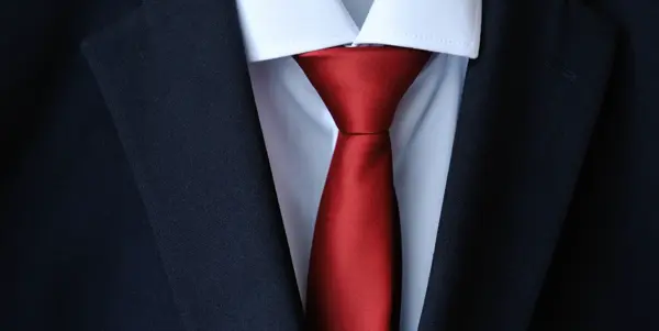 Utsnitt av slips på dress