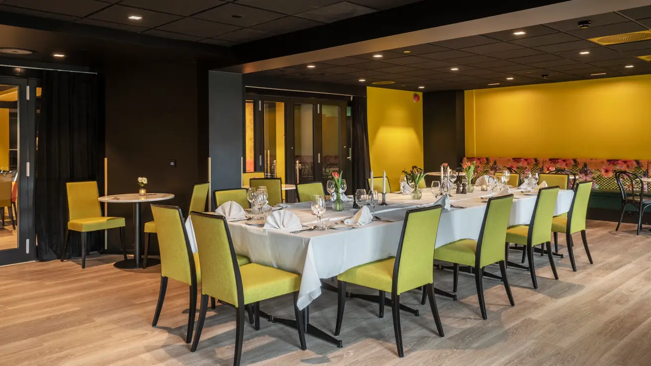 Langbord, restaurantlokale , gule stoler, 