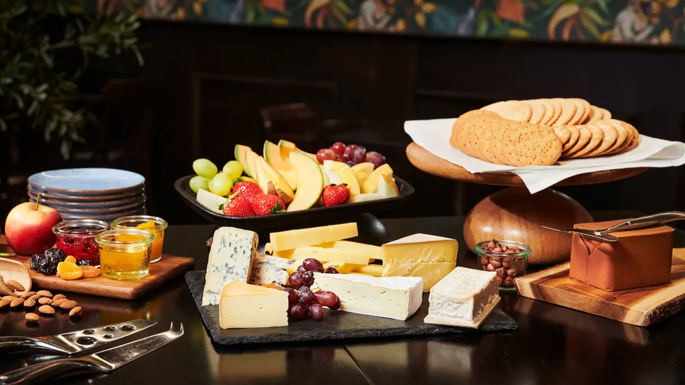 Ost, kjeks, syltetøy og frukt.