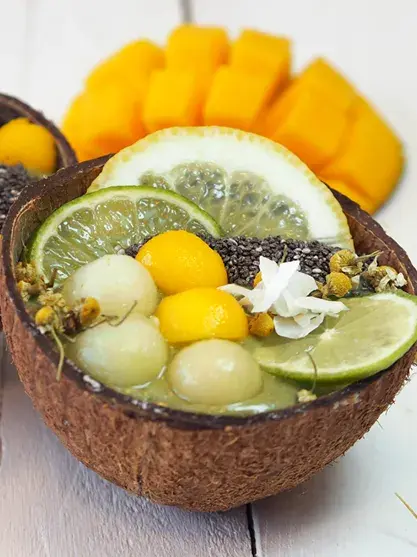 Smoothie bowl i kokkosnøttskål