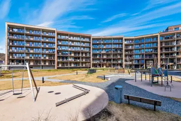 Strømmen Verksted uteområde med lekeplass mellom trinnn 1 og 2