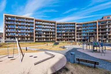 Strømmen Verksted uteområde med lekeplass mellom trinnn 1 og 2