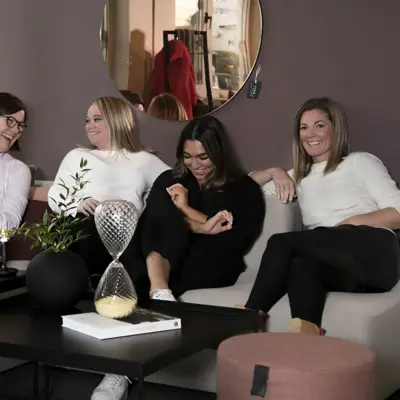 fire damer som sitter på en sofa