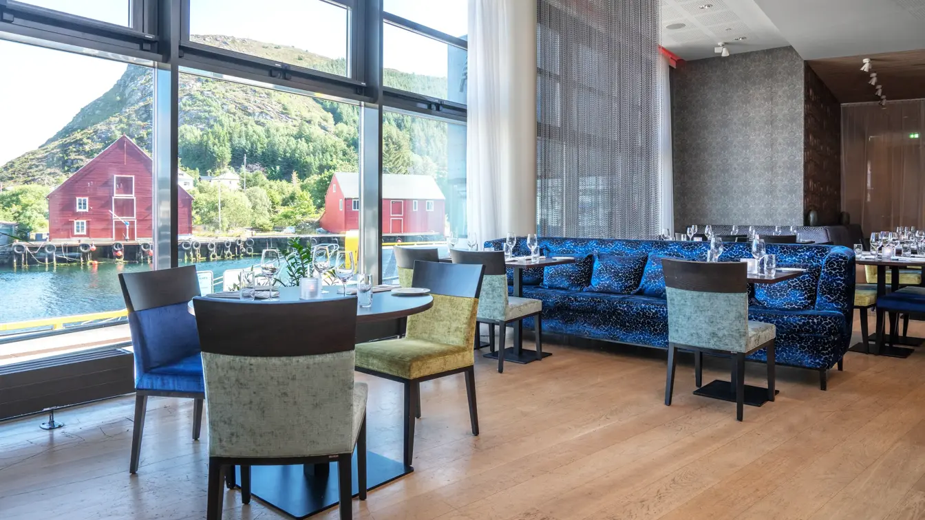 Spisebord, spisestoler, vindu, blå sofa, 