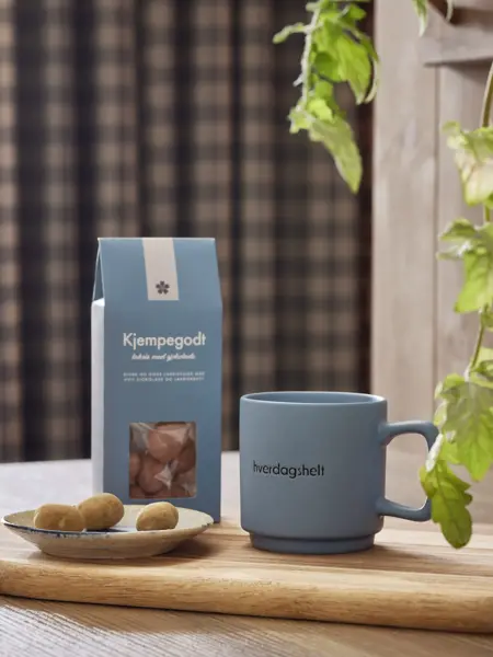 Karameller og blå kopp med "hverdagshelt" på fra Princess