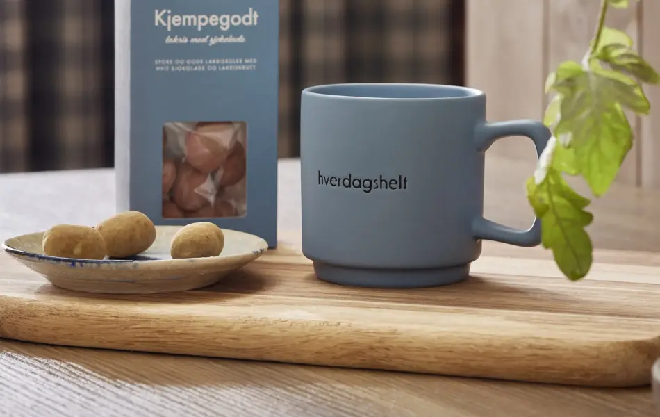 Karameller og blå kopp med "hverdagshelt" på fra Princess