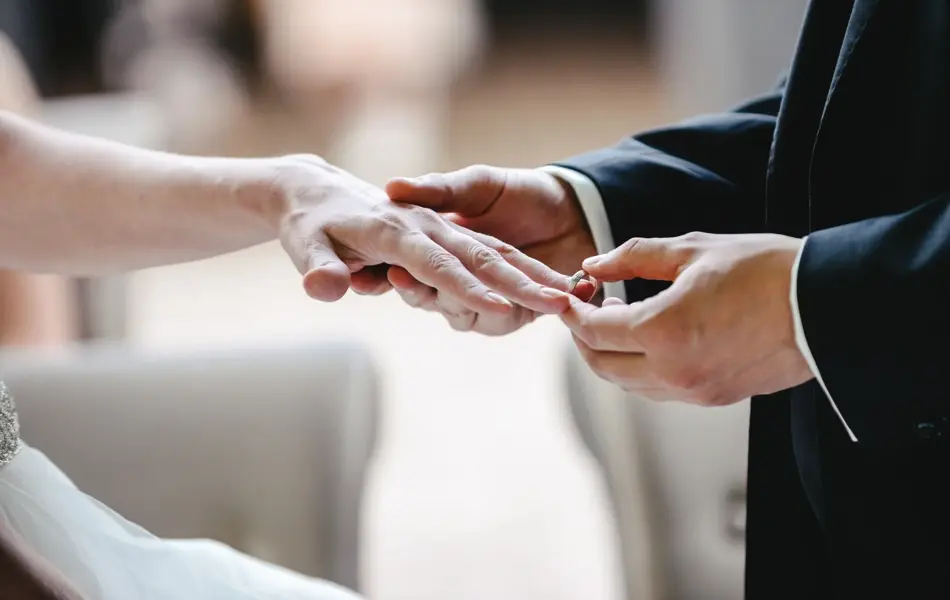 Brudgommen setter ring på brudens finger