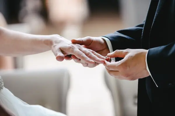 Brudgommen setter ring på brudens finger