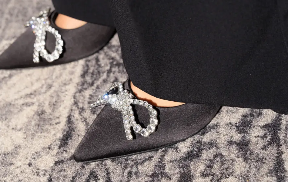 Sorte hæler med sløyfe fra Stockholm Design Group, DNA.