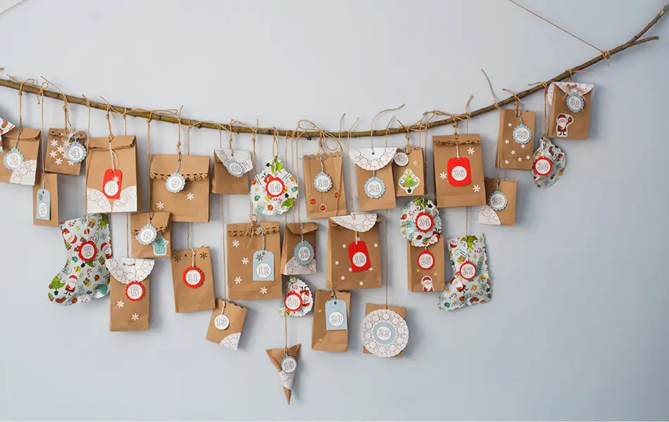 Adventskalender henger fra taket