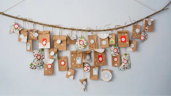 Adventskalender henger fra taket