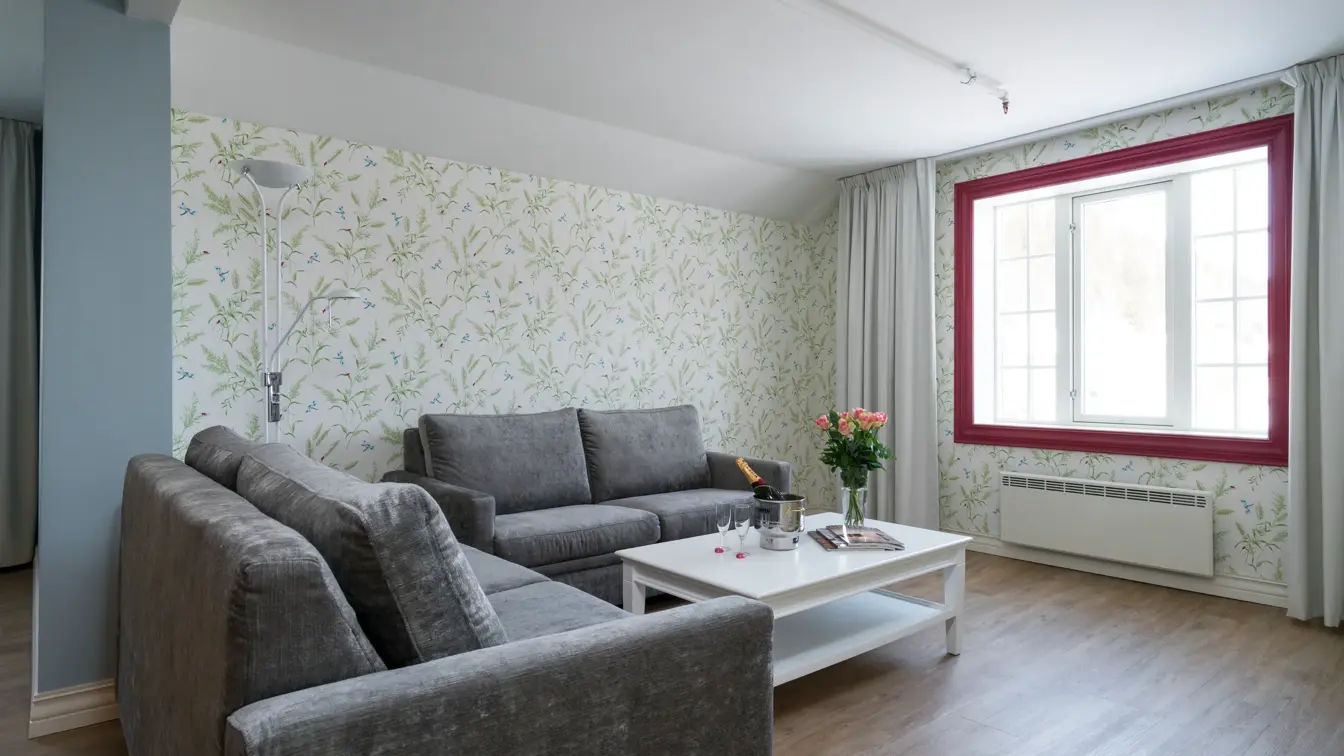 Soffa og roser i vase på bordet, i bryllupsuite på Thon Hotel Hallingdal