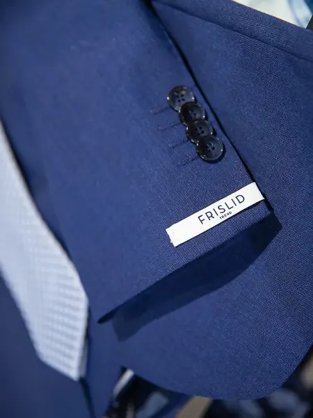 Bilde av ermet på en blå dressjakke