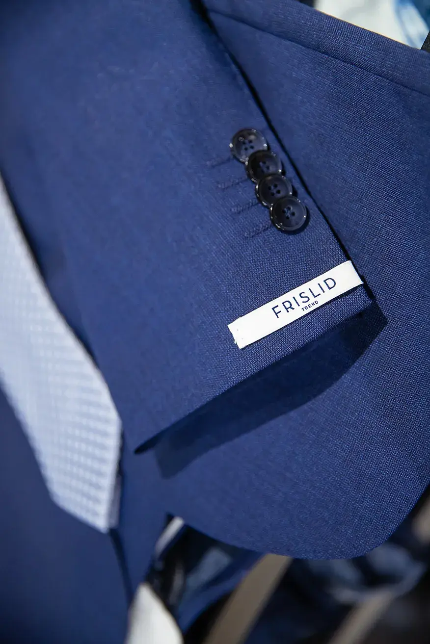 Bilde av ermet på en blå dressjakke