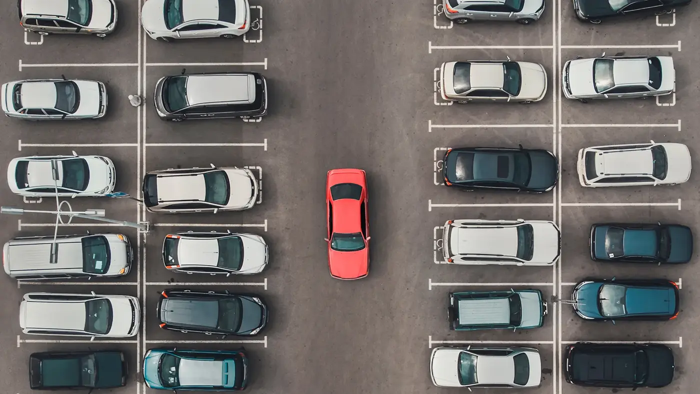 Bilde ovenfra som ser ned på parkerte bilder