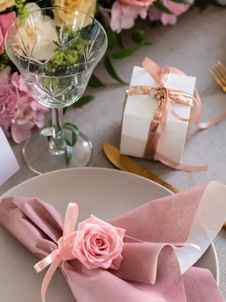 Pent dekket bord i rosa