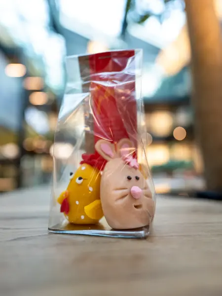 To marsipanfigurer - en gul kylling og en beige kanin med rosa nese fra Baker Hansen