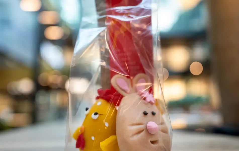 To marsipanfigurer - en gul kylling og en beige kanin med rosa nese fra Baker Hansen