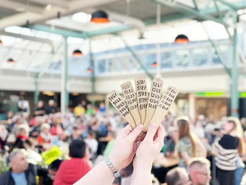 Bilde av årer fra basar til inntekt for Kreftforeningen i AMFI Knarvik