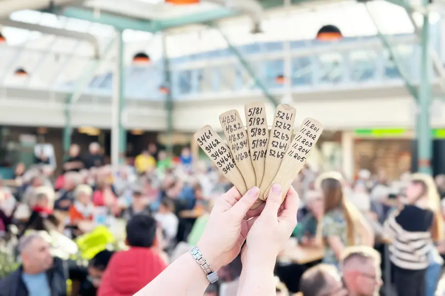 Bilde av årer fra basar til inntekt for Kreftforeningen i AMFI Knarvik