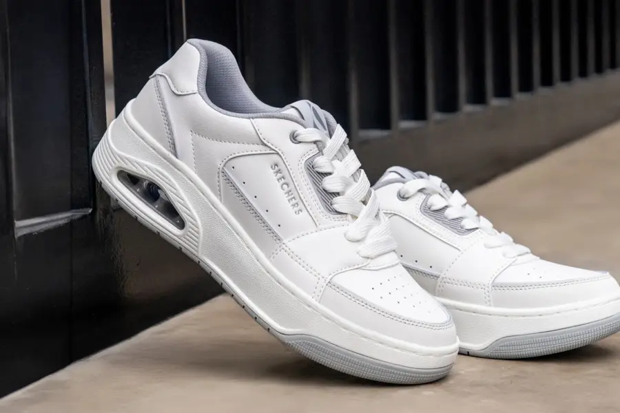 To lyse sneakers med skechers logo