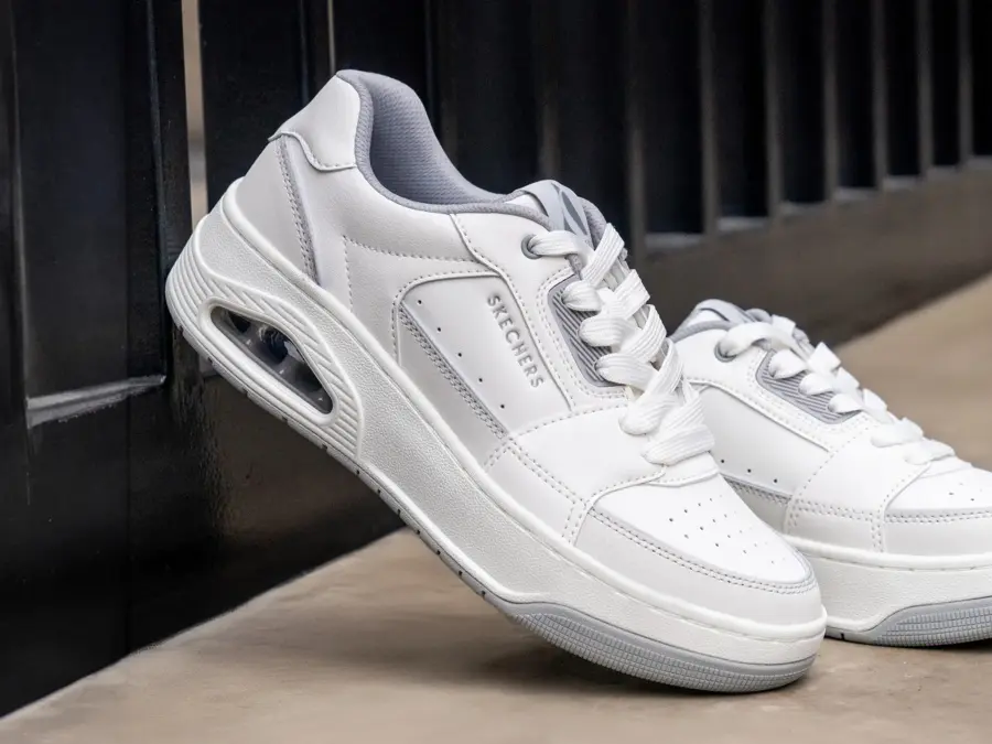 To lyse sneakers med skechers logo