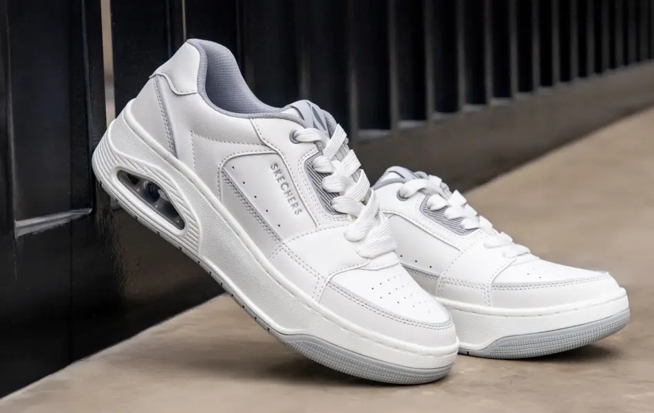 To lyse sneakers med skechers logo