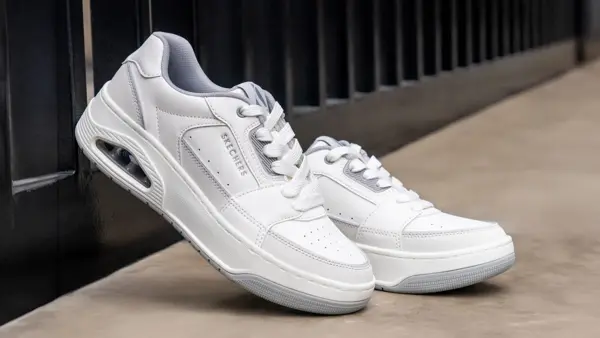 To lyse sneakers med skechers logo