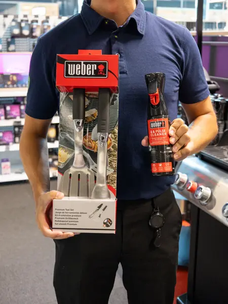 mann holder utstyr til grillen