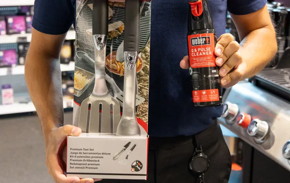 mann holder utstyr til grillen