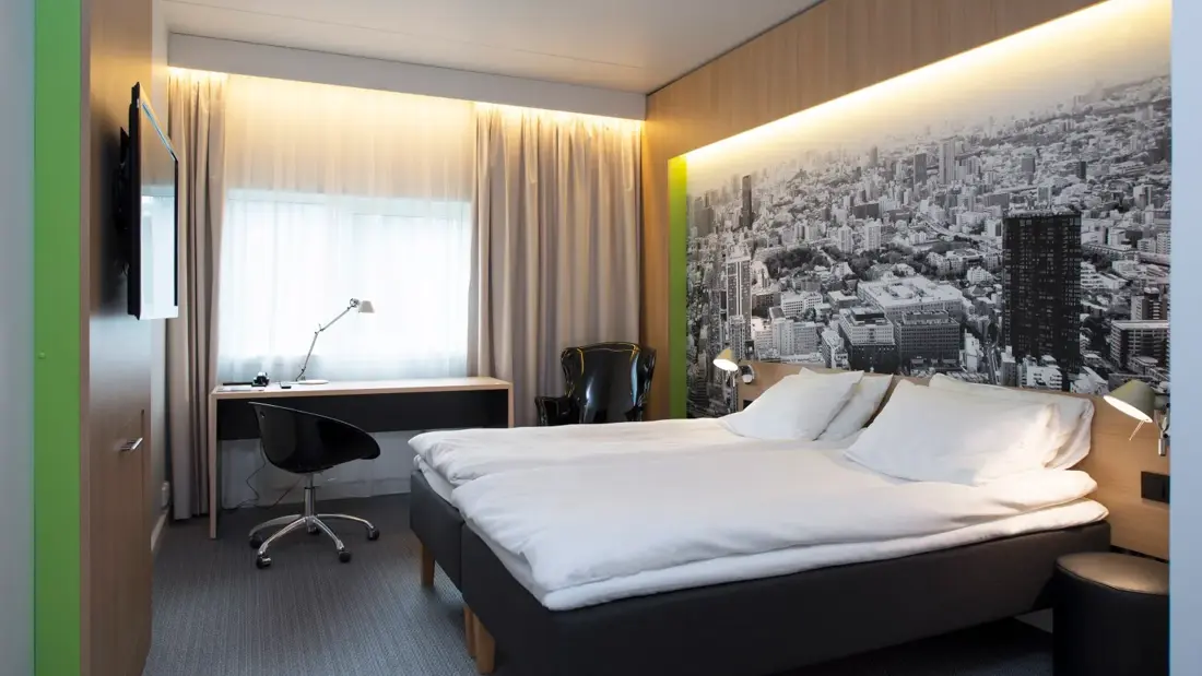 Seng og skrivebord i twin rom på Thon Hotel Bergen Airport