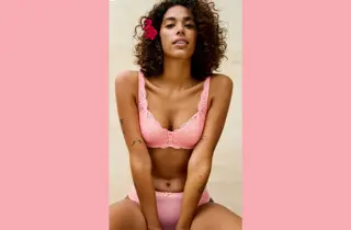 Kvinne i rosa undertøy