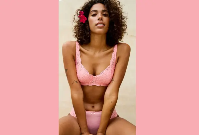 Kvinne i rosa undertøy