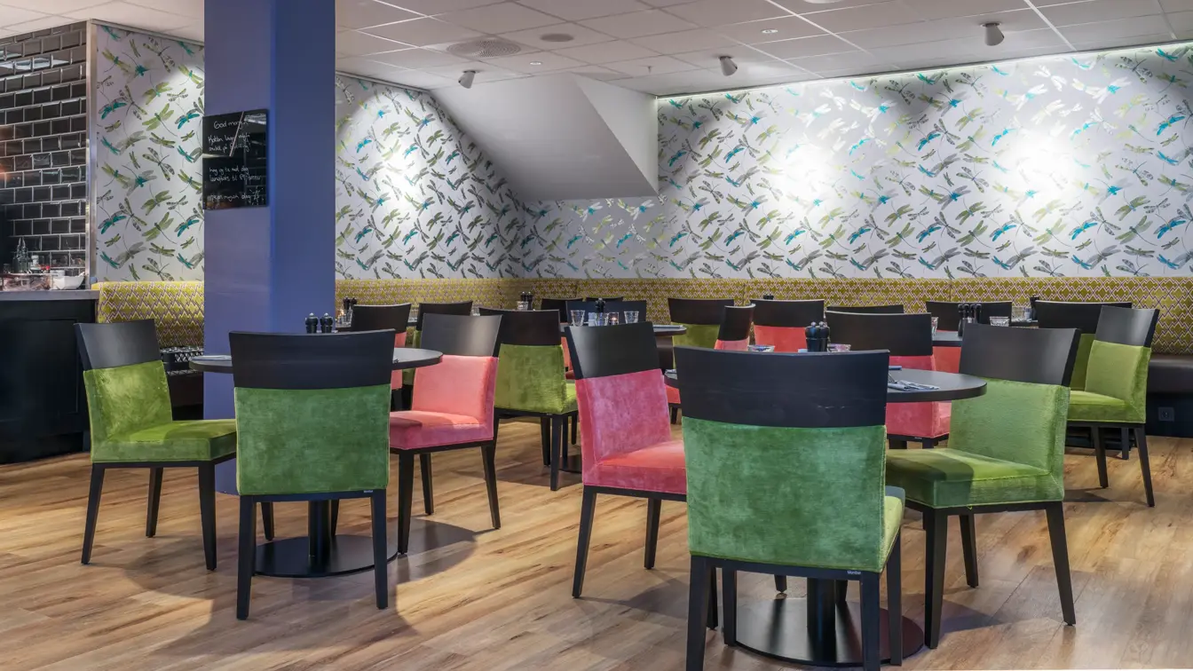 Olivengrønne og lyserøde stoler, samt bort og benker i Thon Hotel Skis frokostsal