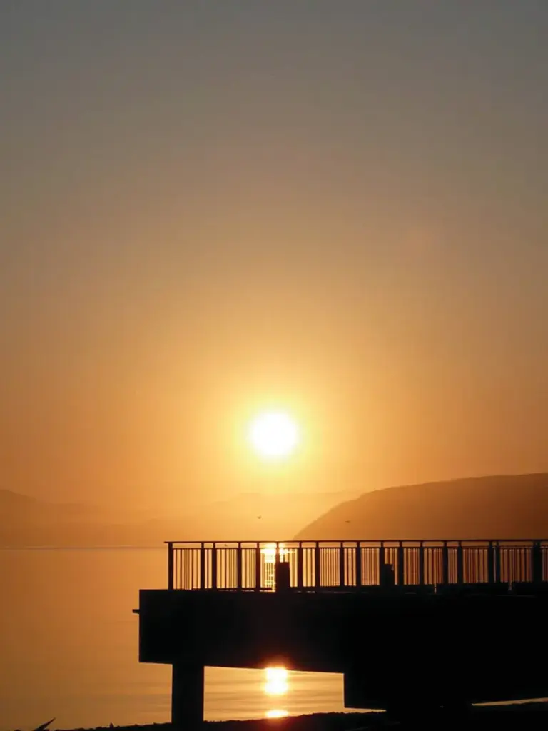 Utsikt mot havet på vinteren  med Midnattsol på Thon Hotel Kirkenes, som ligger på kaia i Kirkenes sentrum