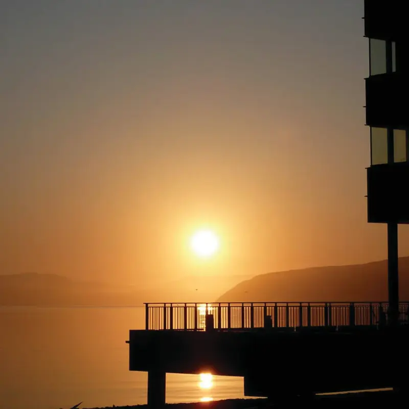 Utsikt mot havet på vinteren  med Midnattsol på Thon Hotel Kirkenes, som ligger på kaia i Kirkenes sentrum