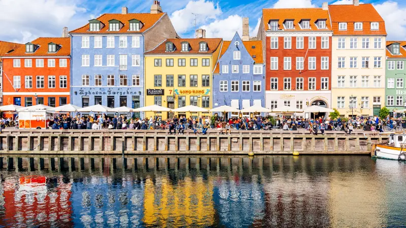 Nyhavn i København med sine karakteristiske, fargerike bygninger ved bryggen.