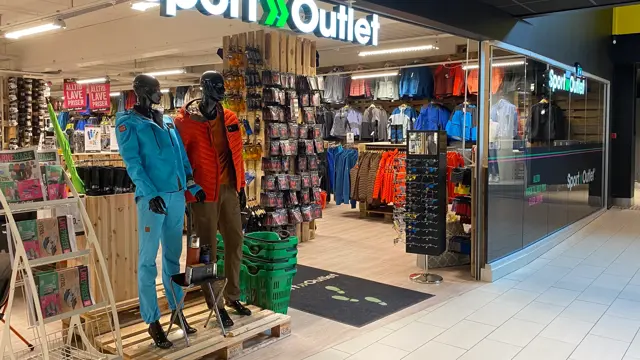 innendørs butikk med klær og skilt og dukker