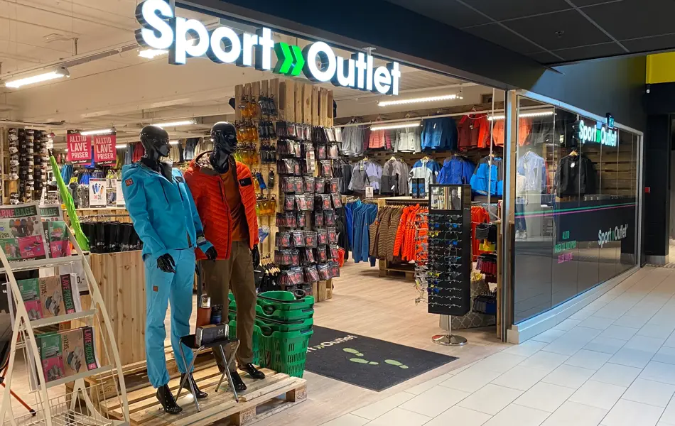 innendørs butikk med klær og skilt og dukker