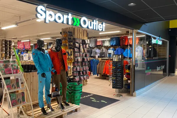 innendørs butikk med klær og skilt og dukker