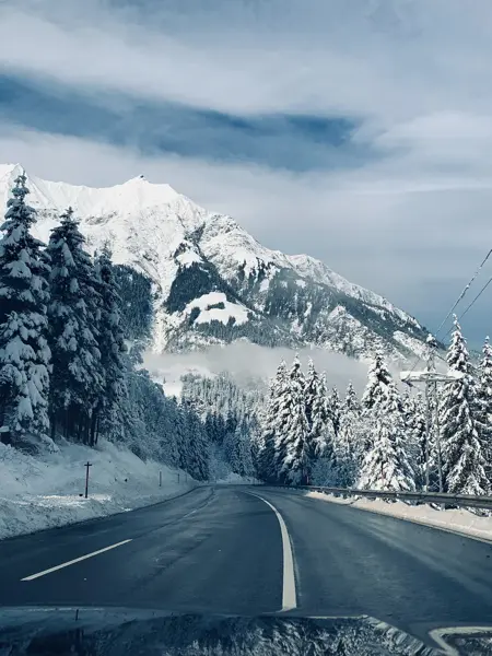 Snødekket landskap ved en motorvei