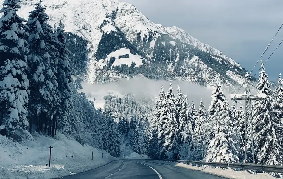 Snødekket landskap ved en motorvei