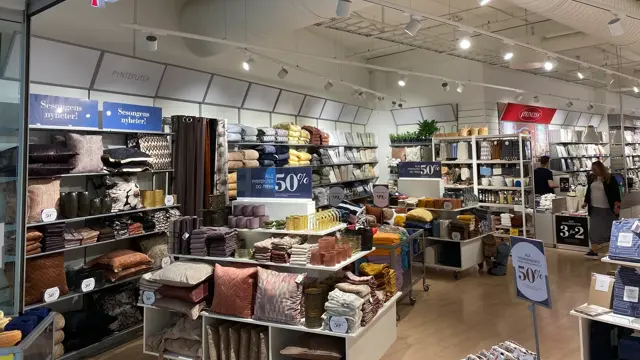 innendørs butikk med puter og reoler