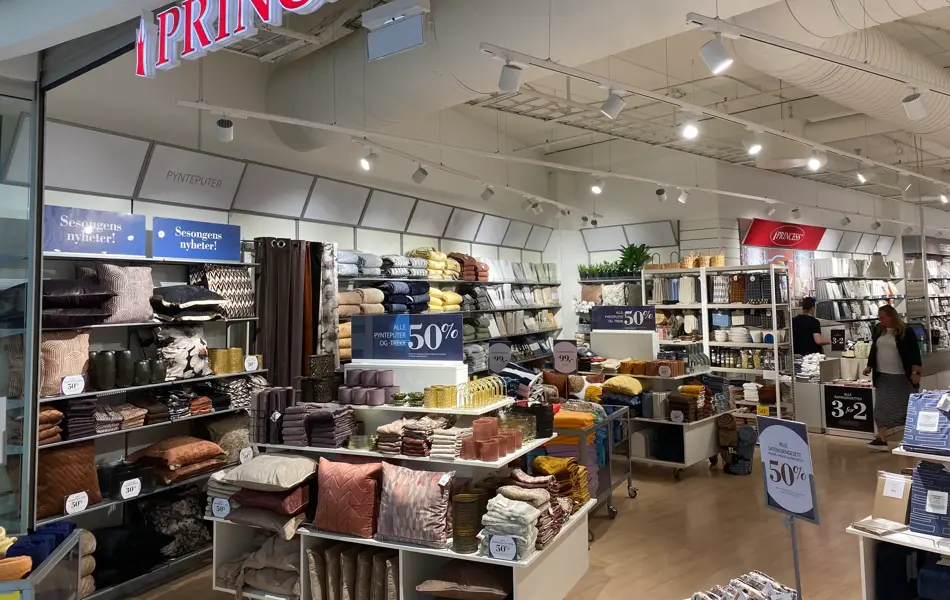 innendørs butikk med puter og reoler