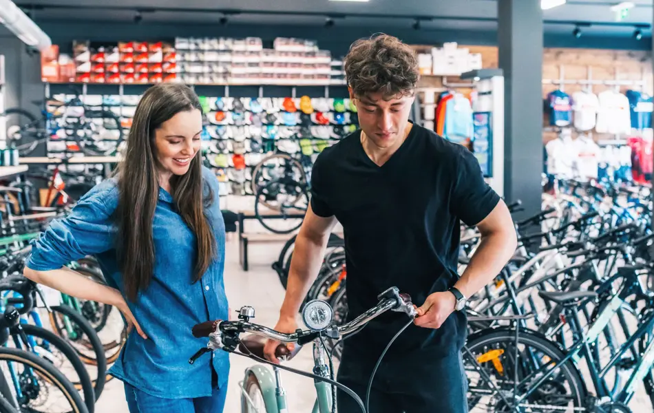 ansatt viser frem sykkel til kunde