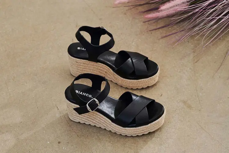 et par svarte sandaler til dame