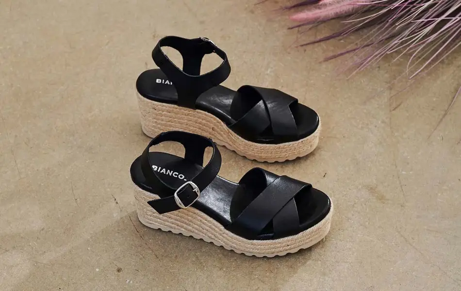 et par svarte sandaler til dame