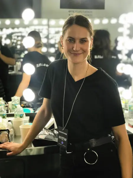 Makeupartist Marthe Hesvik backstage under NYFW