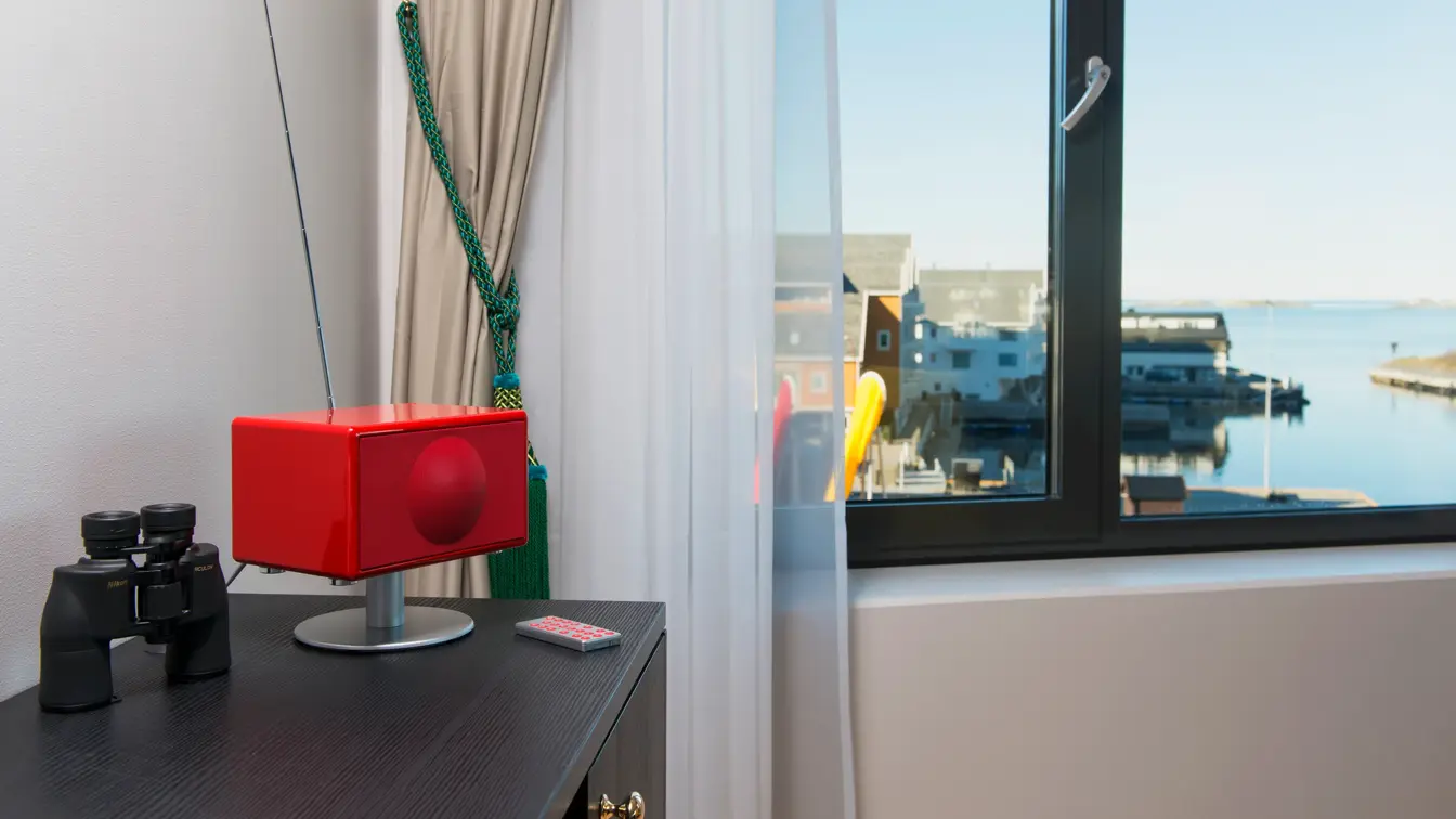 Kikkert og radio i suite på Thon Hotel Fosnavåg med utsikt utover havet
